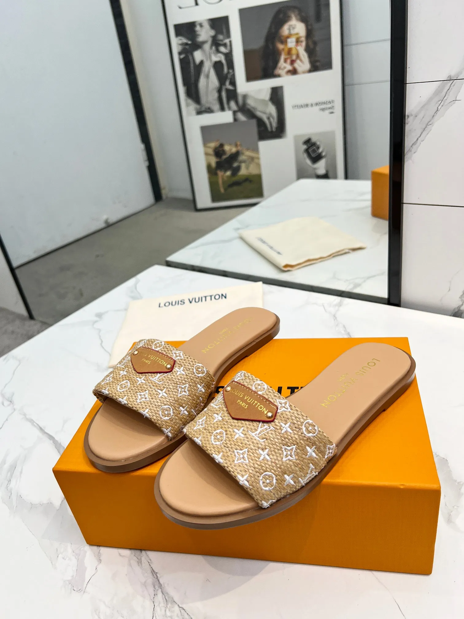 👟👟Ex-factory price 320👟👟 Genuine leather sole +40 Louis Vuitton, 1:1 advanced customization upper, fabric: customized LV special fabric, lining: sheepskin, original molding hardware, code number: 35-42, order with pictures, welcome to send pictures to place an order,